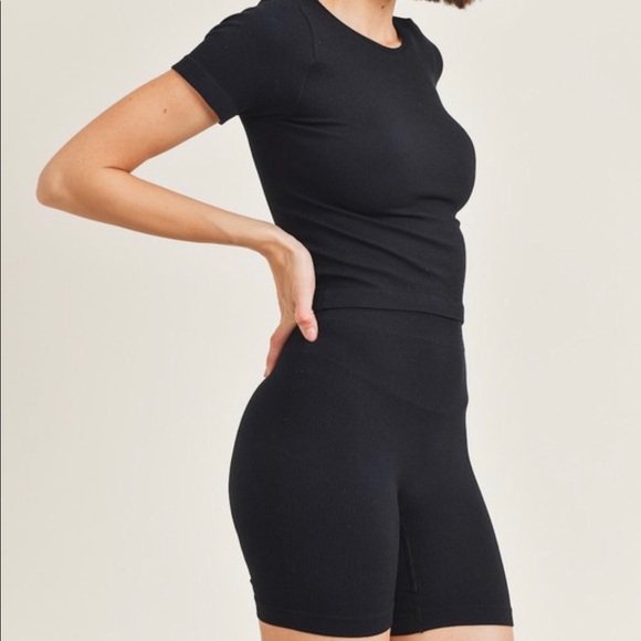 last 1❗️Black Seamless Ribbed Top & Biker Shorts - Picture 3 of 7